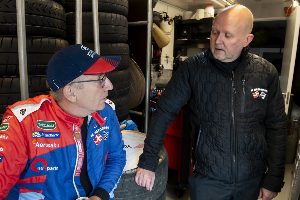 Ib Kragh med Bo Mølgaard 'Bo og mine andre servicefolk har gjort en stor indsats for at få bilen ud at køre igen'  
(Foto: Jokum Tord Larsen)